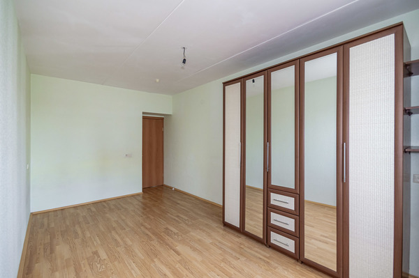 Продам двухкомнатную (2-комн.) квартиру, Ангарская ул, 54 Б, Екатеринбург г