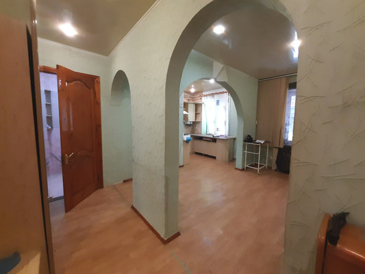 Продам трехкомнатную (3-комн.) квартиру, Строителей ул, 34, Симферополь г