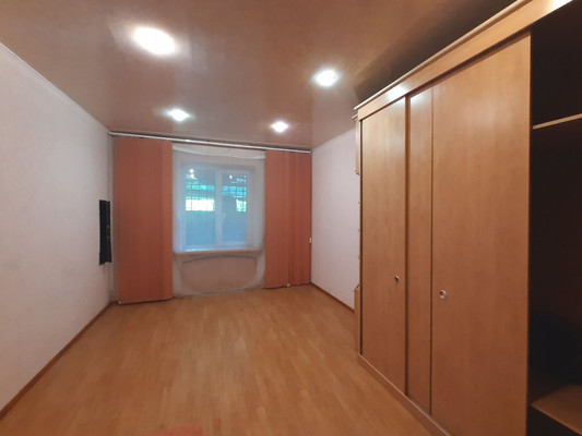 Продам трехкомнатную (3-комн.) квартиру, Строителей ул, 34, Симферополь г