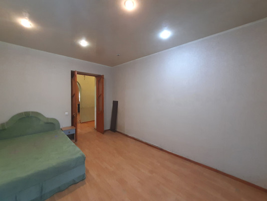 Продам трехкомнатную (3-комн.) квартиру, Строителей ул, 34, Симферополь г