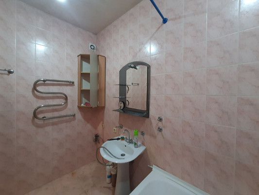 Продам трехкомнатную (3-комн.) квартиру, Строителей ул, 34, Симферополь г