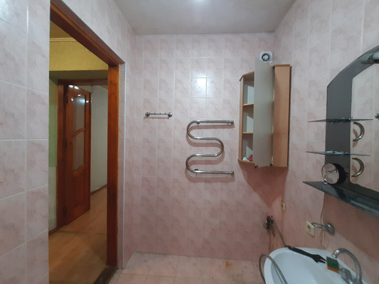 Продам трехкомнатную (3-комн.) квартиру, Строителей ул, 34, Симферополь г