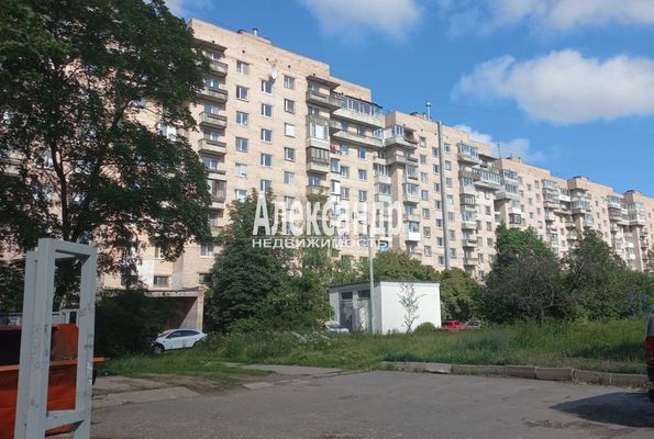 Продам долю в 3-комн. квартире, Бухарестская ул, 23к1, Санкт-Петербург г