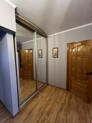 Продам трехкомнатную (3-комн.) квартиру, Лермонтова ул, 17, Симферополь г