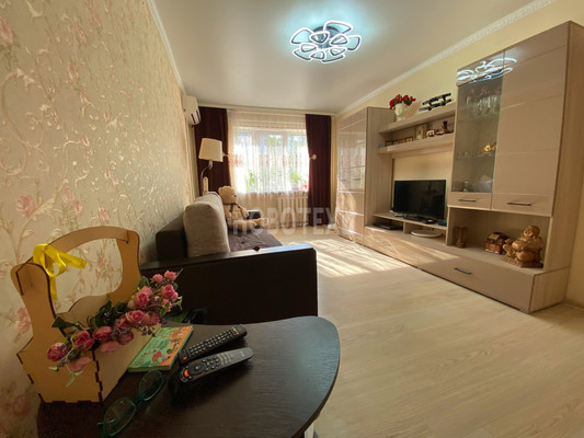 Продам трехкомнатную (3-комн.) квартиру, Ленина ул, 201, Крымск г