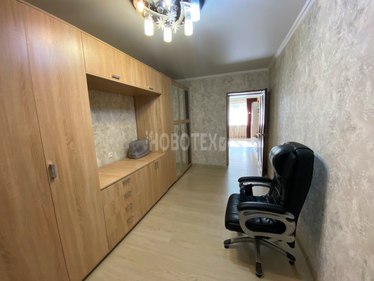 Продам трехкомнатную (3-комн.) квартиру, Ленина ул, 201, Крымск г