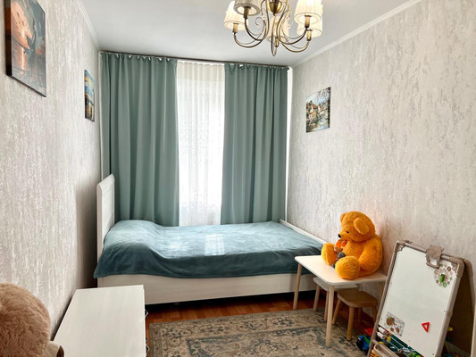 Продам трехкомнатную (3-комн.) квартиру, Ленина пр-кт, 13, Новороссийск г