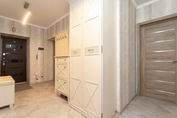 Продам трехкомнатную (3-комн.) квартиру, В.Гакуна ул, 5, Калининград г