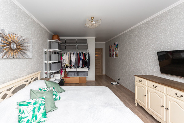 Продам трехкомнатную (3-комн.) квартиру, В.Гакуна ул, 5, Калининград г