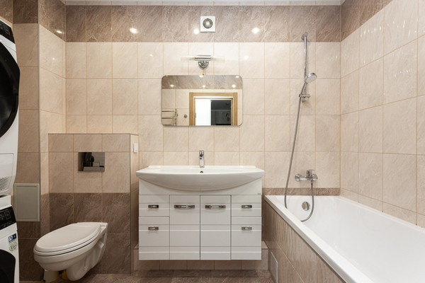 Продам трехкомнатную (3-комн.) квартиру, В.Гакуна ул, 5, Калининград г