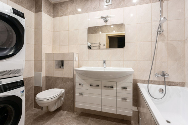 Продам трехкомнатную (3-комн.) квартиру, В.Гакуна ул, 5, Калининград г