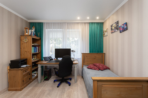 Продам трехкомнатную (3-комн.) квартиру, В.Гакуна ул, 5, Калининград г
