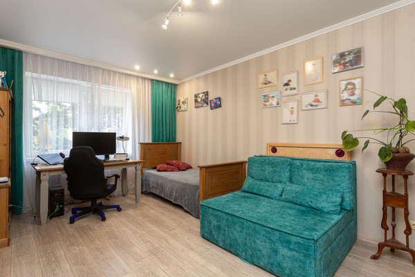 Продам трехкомнатную (3-комн.) квартиру, В.Гакуна ул, 5, Калининград г