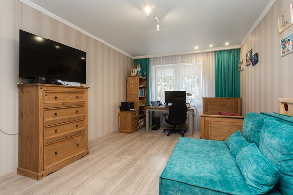 Продам трехкомнатную (3-комн.) квартиру, В.Гакуна ул, 5, Калининград г