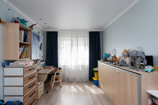 Продам трехкомнатную (3-комн.) квартиру, В.Гакуна ул, 5, Калининград г