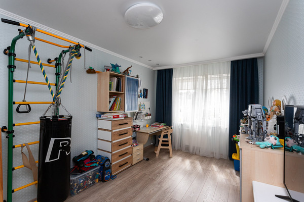 Продам трехкомнатную (3-комн.) квартиру, В.Гакуна ул, 5, Калининград г