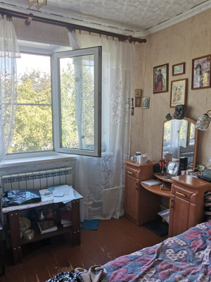 Продам трехкомнатную (3-комн.) квартиру, Гагарина ул, 25, Гатчина г