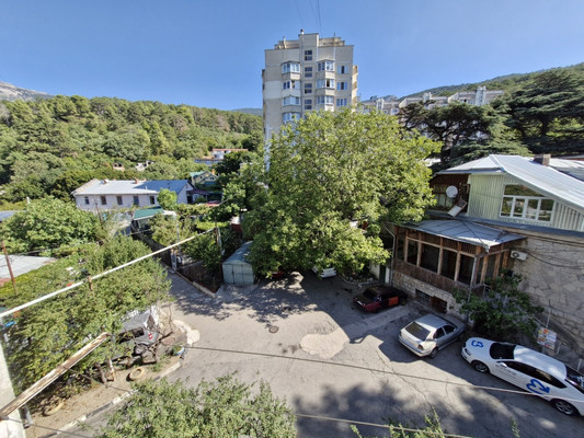 Продам трехкомнатную (3-комн.) квартиру, Винодела Егорова ул, 15, Массандра пгт