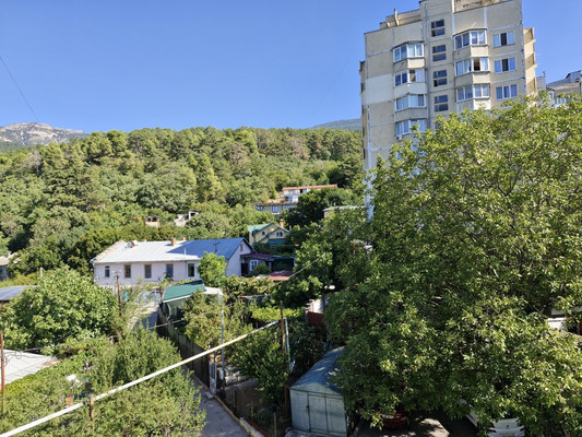 Продам трехкомнатную (3-комн.) квартиру, Винодела Егорова ул, 15, Массандра пгт