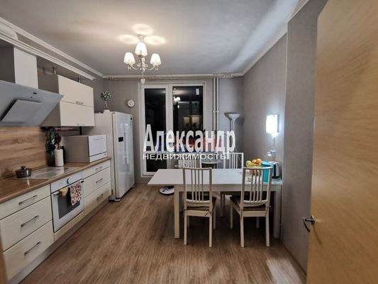 Продам трехкомнатную (3-комн.) квартиру, Тихвинская (Сертолово-2 мкр.) ул, 6к5, Сертолово г