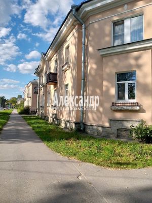 Продам трехкомнатную (3-комн.) квартиру, Железнодорожная ул, 1, Металлострой п