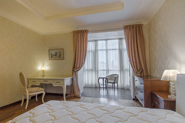 Продам трехкомнатную (3-комн.) квартиру, Театральная ул, 2, Воронеж г