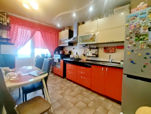Продам трехкомнатную (3-комн.) квартиру, Ульяновская ул, 2, Киров г