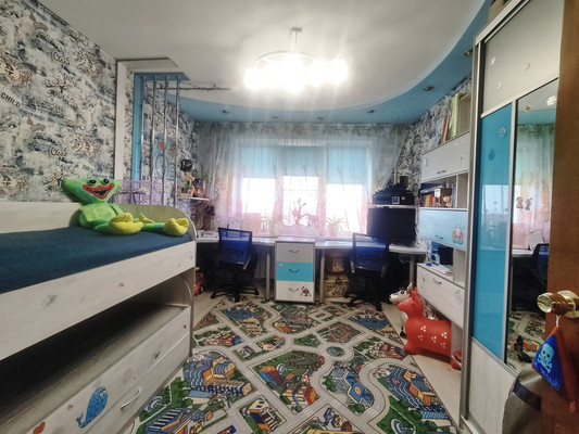 Продам трехкомнатную (3-комн.) квартиру, Ульяновская ул, 2, Киров г