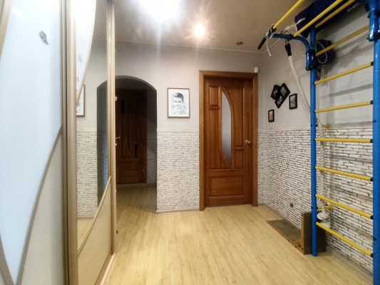 Продам трехкомнатную (3-комн.) квартиру, Ульяновская ул, 2, Киров г