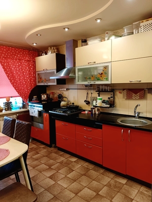 Продам трехкомнатную (3-комн.) квартиру, Ульяновская ул, 2, Киров г