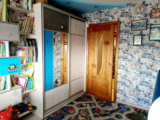 Продам трехкомнатную (3-комн.) квартиру, Ульяновская ул, 2, Киров г