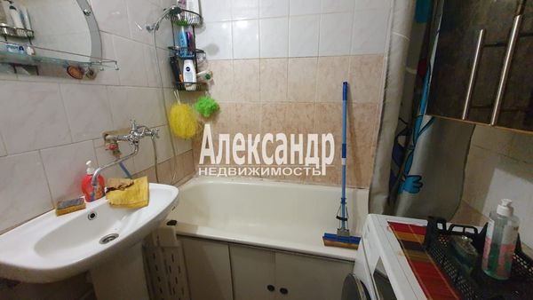 Продам трехкомнатную (3-комн.) квартиру, 21Б, Приладожский гп