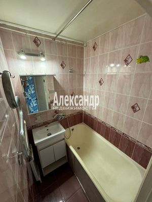 Продам трехкомнатную (3-комн.) квартиру, Испытателей пр-кт, д. 15 корп. 1, Санкт-Петербург г