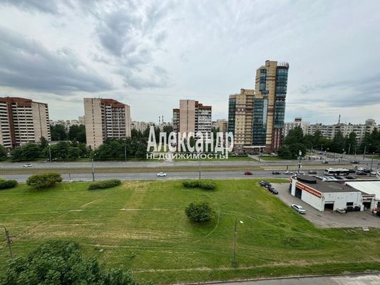 Продам трехкомнатную (3-комн.) квартиру, Испытателей пр-кт, д. 15 корп. 1, Санкт-Петербург г