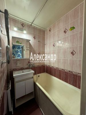 Продам трехкомнатную (3-комн.) квартиру, Испытателей пр-кт, д. 15 корп. 1, Санкт-Петербург г