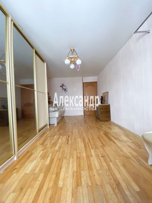 Продам трехкомнатную (3-комн.) квартиру, Заречная ул, 4, Сертолово г