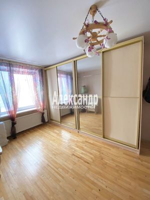 Продам трехкомнатную (3-комн.) квартиру, Заречная ул, 4, Сертолово г