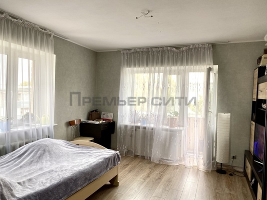 Продам трехкомнатную (3-комн.) квартиру, Октябрьская ул, 24, Калуга г