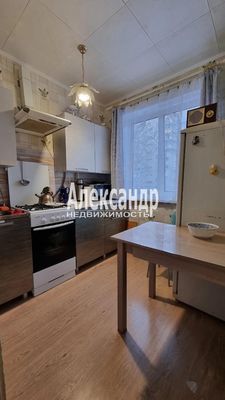 Продам двухкомнатную (2-комн.) квартиру, Строителей ул, 24, Кириши г