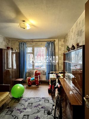 Продам трехкомнатную (3-комн.) квартиру, Миккели ул, 5, Луга г