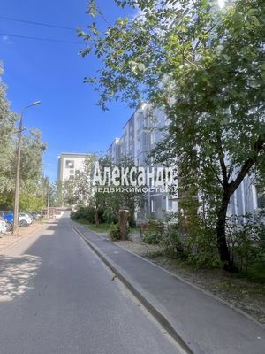 Продам трехкомнатную (3-комн.) квартиру, Миккели ул, 5, Луга г