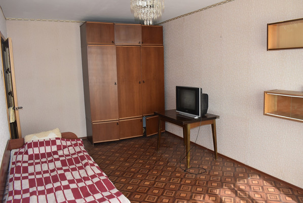 Продам однокомнатную (1-комн.) квартиру, Бумажников ул, 7, Коммунар г