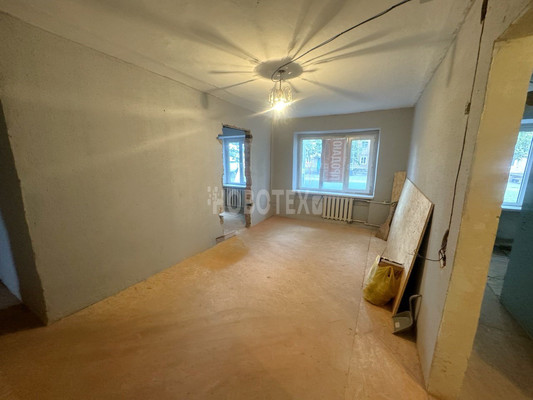 Продам трехкомнатную (3-комн.) квартиру, Заводская ул, 17, Майский п