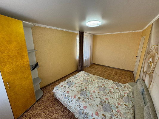 Продам трехкомнатную (3-комн.) квартиру, 1-й Микрорайон ул, 26, Эльбан рп