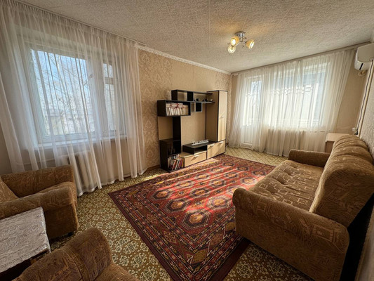 Продам трехкомнатную (3-комн.) квартиру, 1-й Микрорайон ул, 26, Эльбан рп