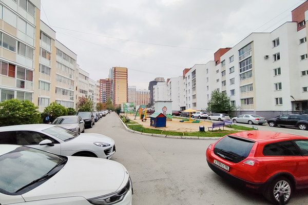 Продам трехкомнатную (3-комн.) квартиру, Краснолесья ул, 14/2, Екатеринбург г