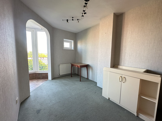 Продам трехкомнатную (3-комн.) квартиру, Озерная ул, 15, Калининград г