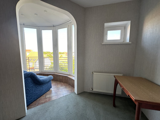 Продам трехкомнатную (3-комн.) квартиру, Озерная ул, 15, Калининград г