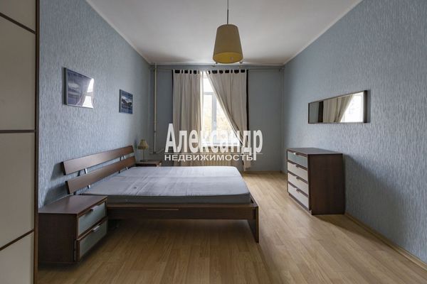 Продам трехкомнатную (3-комн.) квартиру, Среднеохтинский пр-кт, 2В/17, Санкт-Петербург г