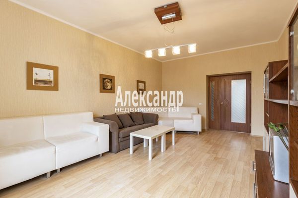 Продам трехкомнатную (3-комн.) квартиру, Среднеохтинский пр-кт, 2В/17, Санкт-Петербург г